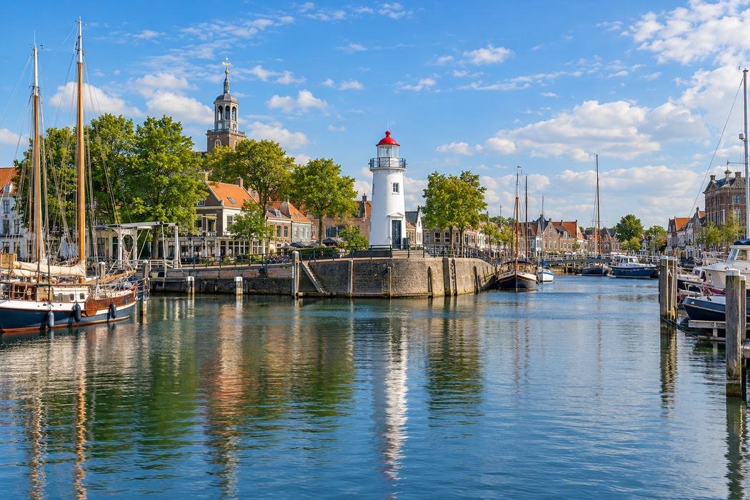 Illustratie van de haven en vuurtoren van Hellevoetsluis