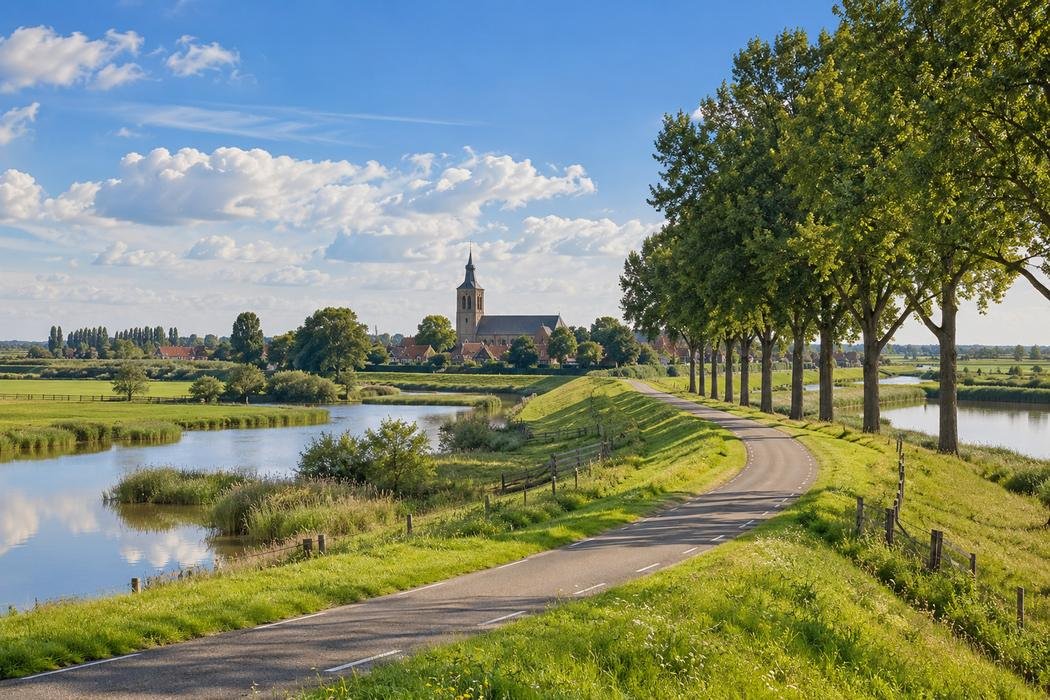 Illustratie van dijk en polder in de Hoeksche Waard
