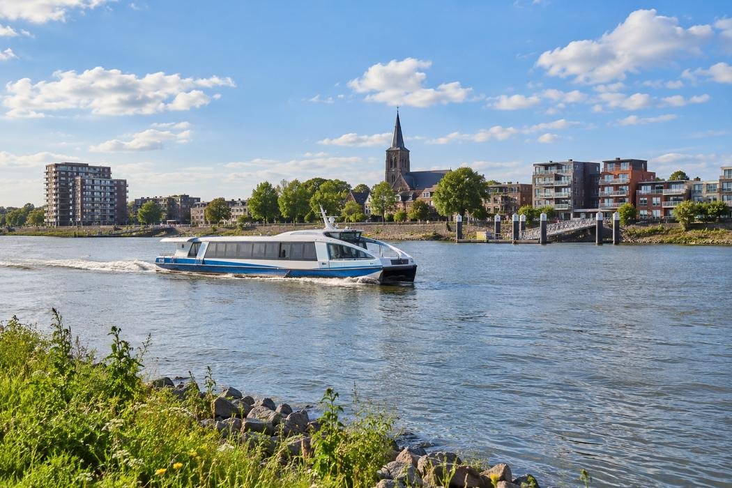 Illustratie van de Merwede bij Papendrecht met de waterbus